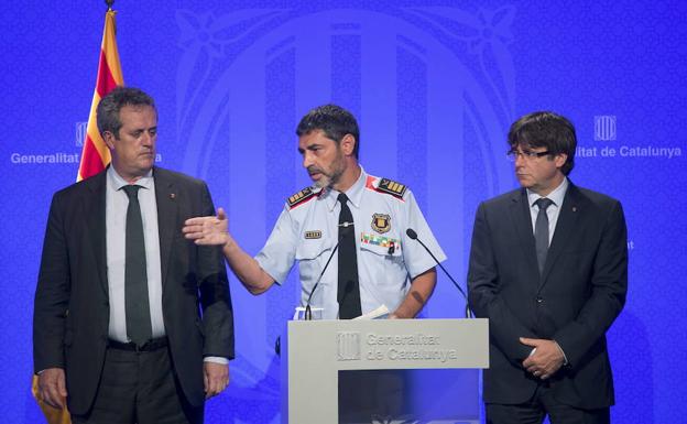 El major Trapero (centro), junto a Joaquim Form y Carles Puigdemont.
