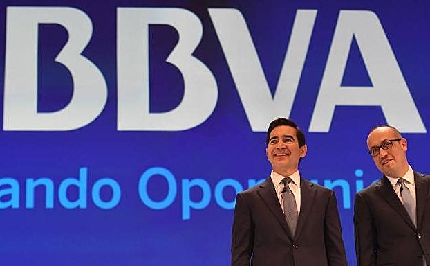 El presidente de BBVA, Carlos Torres, y el consejero delegado, Onur Genç,en la junta de accionistas 