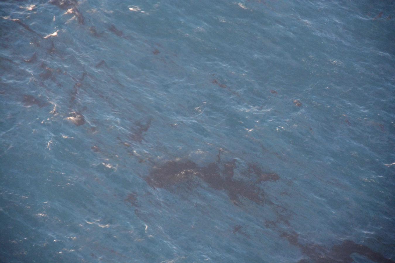 Dos manchas de fuel de un naufragio amenazan con llegar a Las Landas. Las dos manchas de hidrocarburos procedentes del naufragio del buque 'Grande America', hundido frente a La Rochelle el pasado martes, avanzan hacia las costas francesas y podrían llegar hasta Las Landas. El buque, que llevaba a bordo sustancias peligrosas y 2.200 toneladas de fueloil. 
