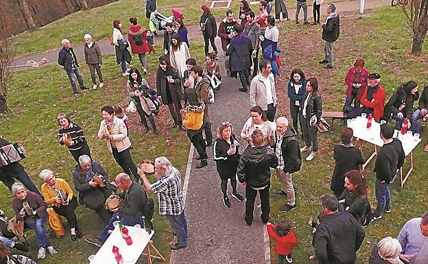 Ambiente en el exterior del caserío Katxola durante la jornada dedicada a la sidra.