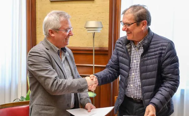 Asensio y Pineda se estrechan la mano tras la firma del acuerdo