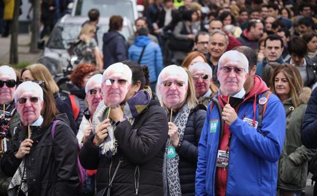 Algunos manifestantes portaron caretas con la imagen del director general de Kristau Eskola