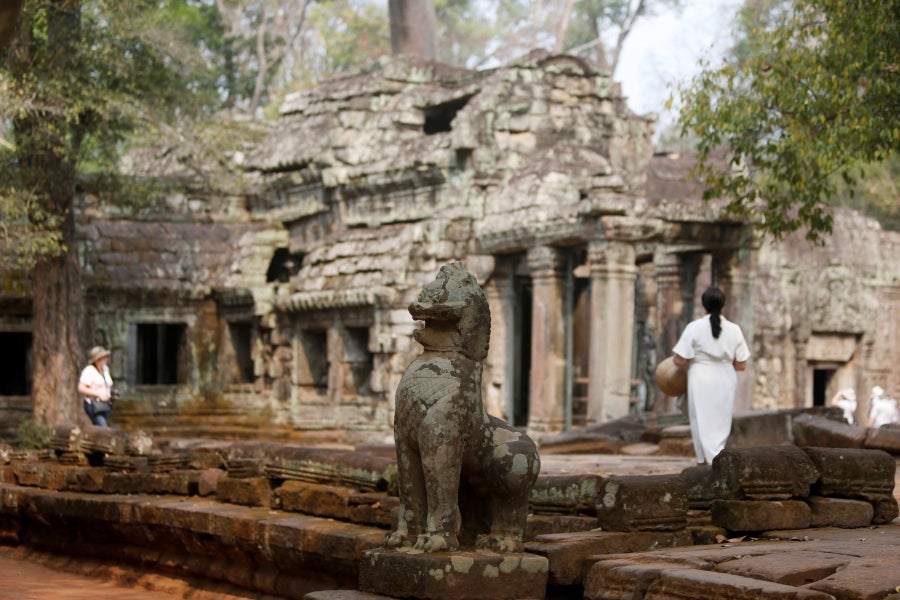 El templo de Ta Prohm se esconde en el frondoso bosque de la provincia de Siem Reap, Camboya. La construcción, de finales del siglo XII, es famosa por integrarse con la naturaleza y por haber sido escenario del vídeo juego de Tom Raider. 
