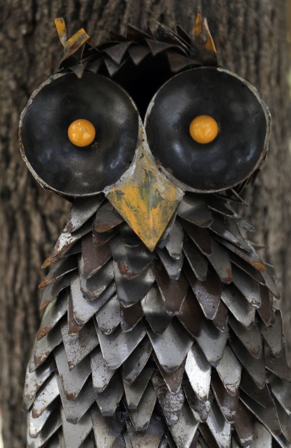 Un violinista, un granjero que labra el campo y un gallo con hélice en una cabeza. Todos fueron una vez cohetes, proyectiles de artillería o balas que cayeron en los campos de batalla del Líbano. Como recuerdo de la Historia reciente, el artista Charles Nassar ha transformado los restos oscuros y desordenados de la guerra en esculturas. «Odio la metralla pero, al mismo tiempo, me encanta», confesó el escultor.