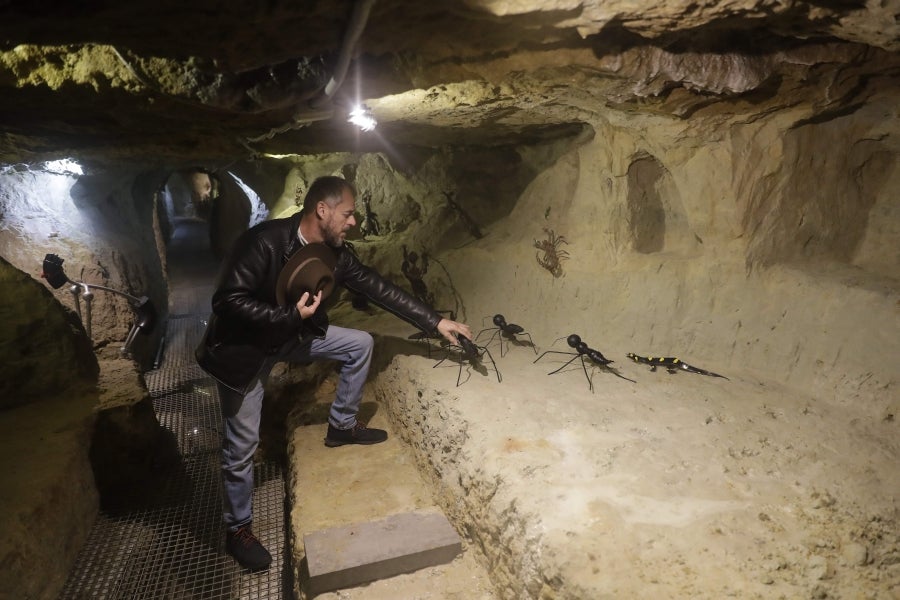 Un violinista, un granjero que labra el campo y un gallo con hélice en una cabeza. Todos fueron una vez cohetes, proyectiles de artillería o balas que cayeron en los campos de batalla del Líbano. Como recuerdo de la Historia reciente, el artista Charles Nassar ha transformado los restos oscuros y desordenados de la guerra en esculturas. «Odio la metralla pero, al mismo tiempo, me encanta», confesó el escultor.