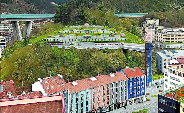 Desde la casa derribada de Urkizu se plantearía, vía ascensor, el acceso al cementerio de la Avenida de Galicia, junto a un vial que baja desde Txantxa Zelai hasta Txonta. Josu Mendicute explicó la propuesta de su grupo.