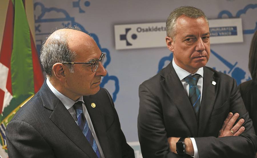 Jon Darpón e Iñigo Urkullu, en su última aparición pública conjunta, el 25 de febrero en un centro de salud de Barakaldo. 