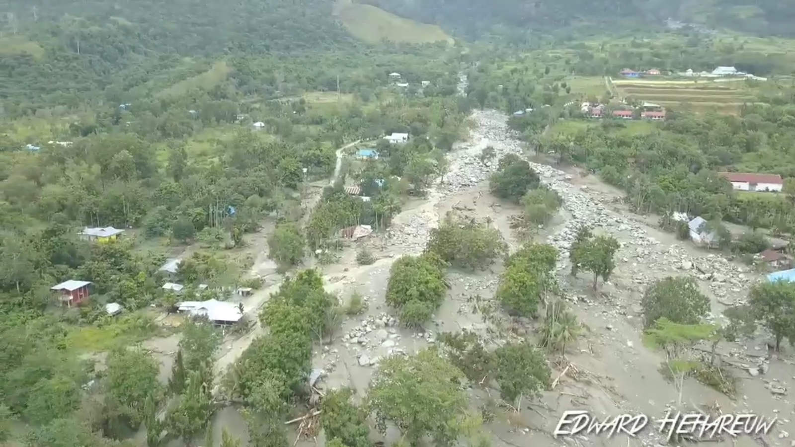Las inundaciones, en Sentani, cerca de la capital provincial, Jayapura, que arrasan partes de la provincia de Papúa, en Indonesia, dejaron un saldo de al menos 50 personas muertas. 