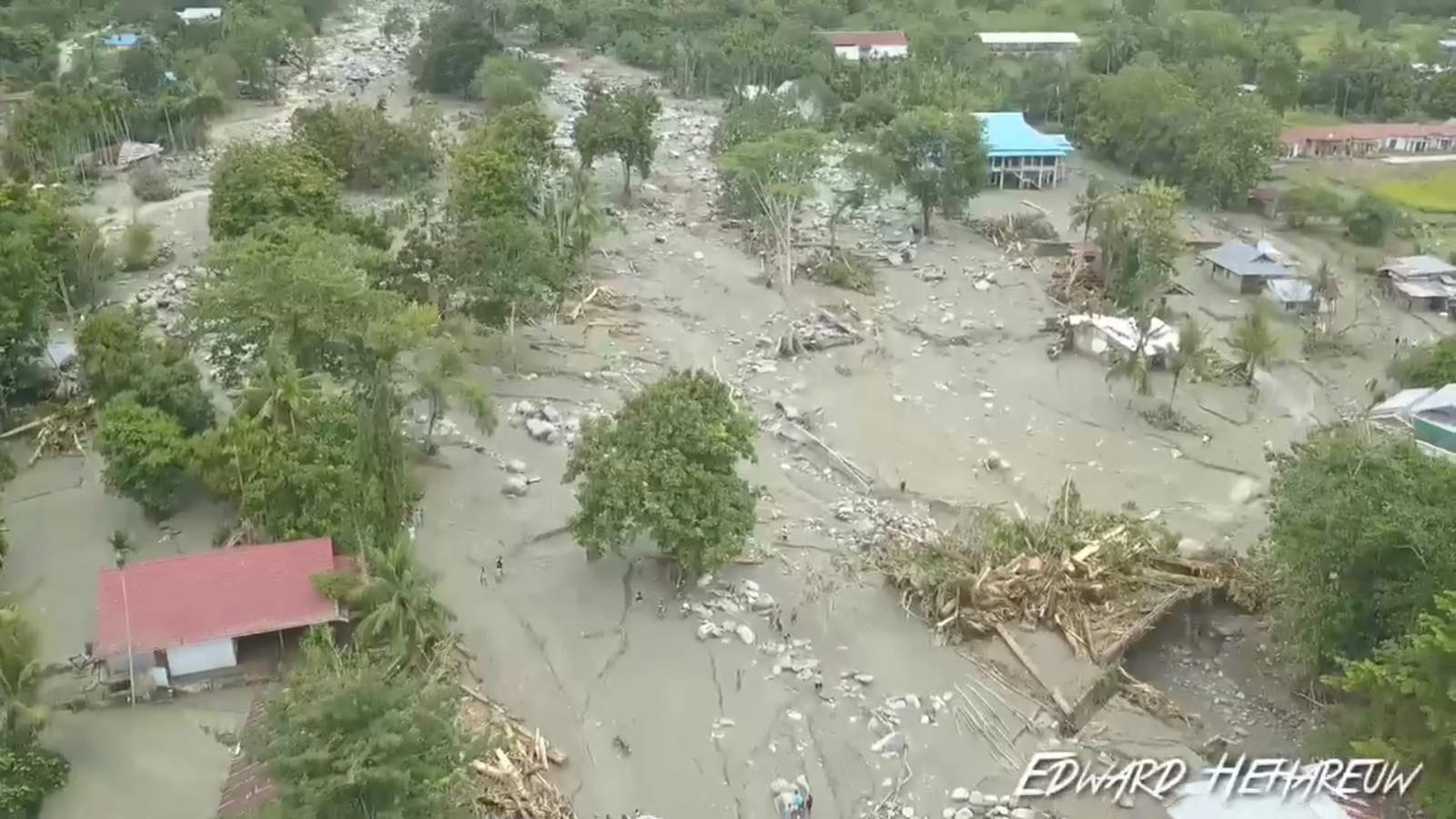 Las inundaciones, en Sentani, cerca de la capital provincial, Jayapura, que arrasan partes de la provincia de Papúa, en Indonesia, dejaron un saldo de al menos 50 personas muertas. 