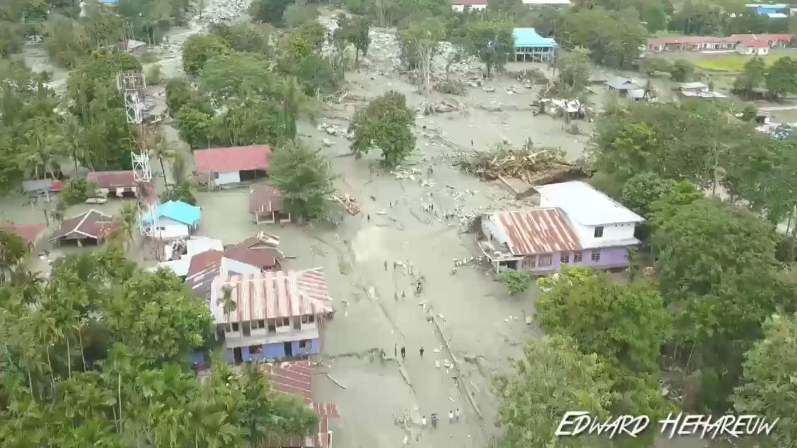 Las inundaciones, en Sentani, cerca de la capital provincial, Jayapura, que arrasan partes de la provincia de Papúa, en Indonesia, dejaron un saldo de al menos 50 personas muertas. 