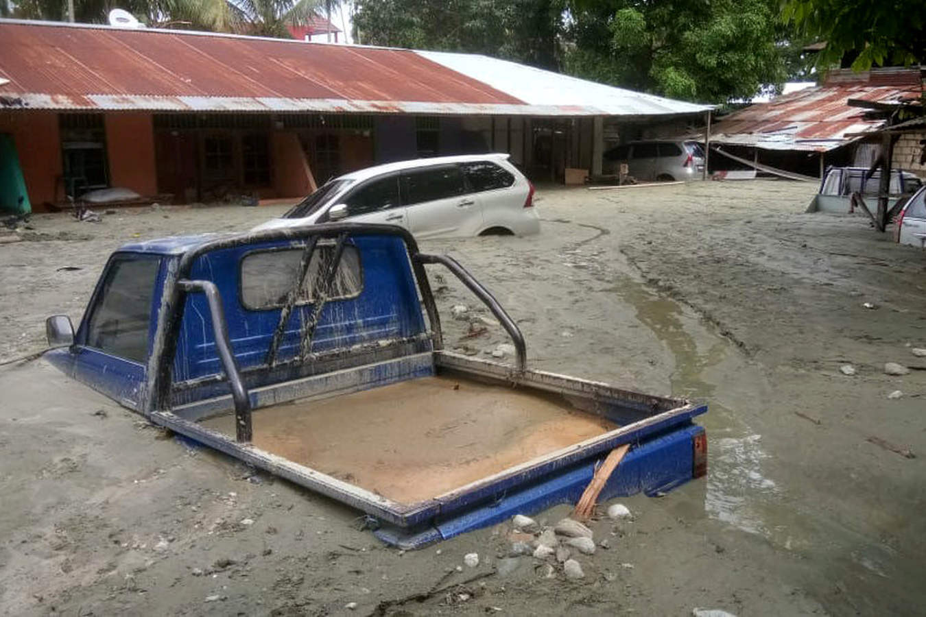 Las inundaciones, en Sentani, cerca de la capital provincial, Jayapura, que arrasan partes de la provincia de Papúa, en Indonesia, dejaron un saldo de al menos 50 personas muertas. 