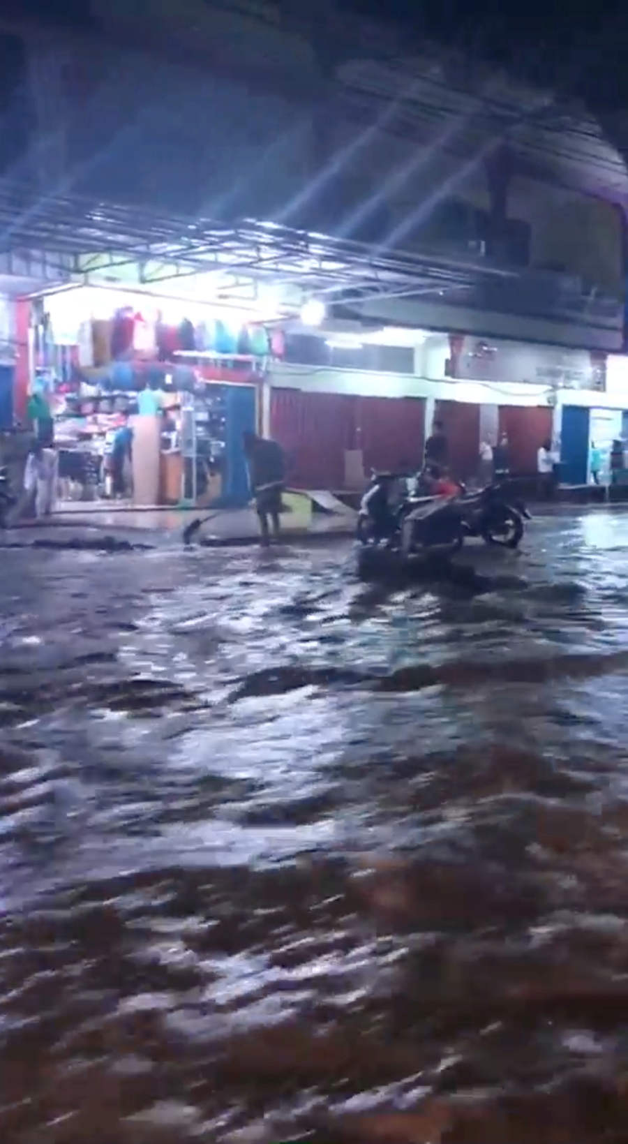Las inundaciones, en Sentani, cerca de la capital provincial, Jayapura, que arrasan partes de la provincia de Papúa, en Indonesia, dejaron un saldo de al menos 50 personas muertas. 