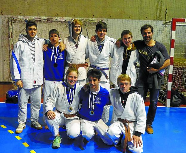 El grupo de judokas cadetes posa sonnriente tras el buen arranque de la temporada.
