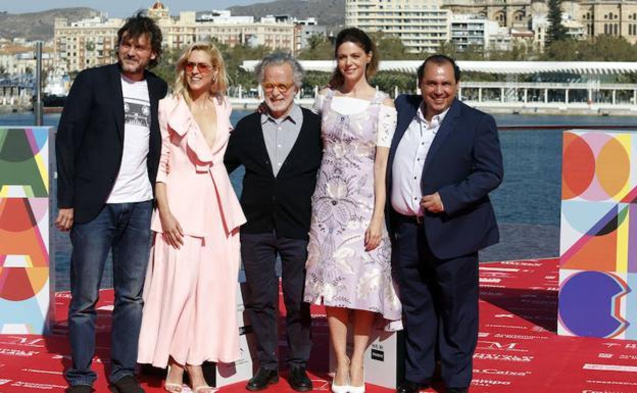 Fernando Colomo posa con los actores de 'Antes de la quema' en el Festival de Málaga.