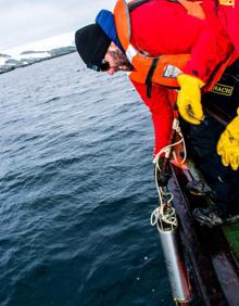 Imagen secundaria 2 - Científicos del Centro IDEAL de Chile lanzando una trampa de sedimentos con sensores para captar registros de CO2 en la aguas de la bahía Sur de la isla Doumer, en la Antártida. 