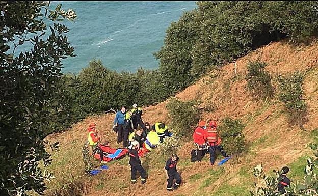 Rescate del parapentista accidentado en Gorliz.