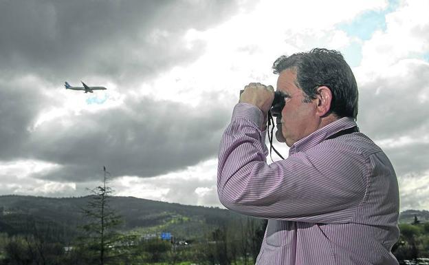 Fernando Pinto, exjefe del Servicio de Fauna de Loiu, otea el horizonte desde Derio, en busca de buitres. «Es un tema serio», advierte.