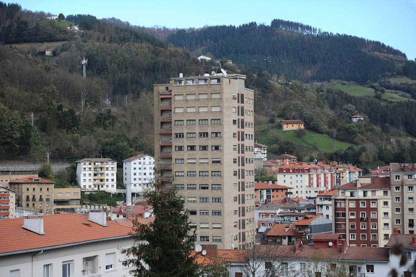 El edificio eibarrés mide 77 metros y es el más alto del territorio guipuzcoano