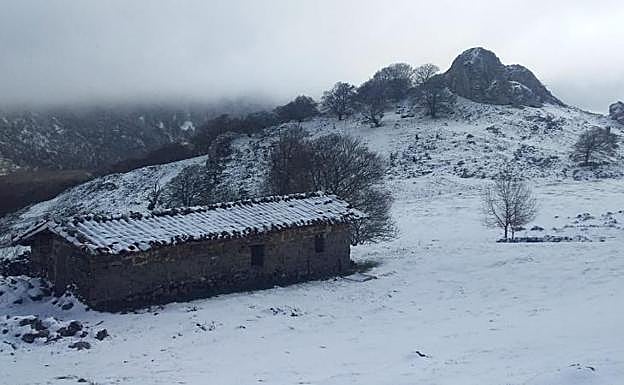 Nieve este lunes en las campas de Urbia.