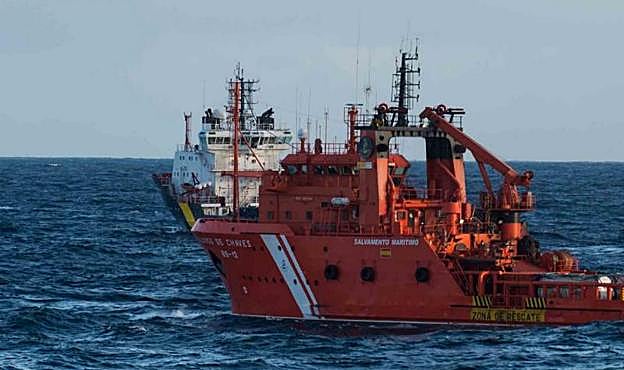 El buque de Salvamento Marítimo 'Alonso de Chaves' se encuentra ya en la zona en la que se produjo el naufragio.