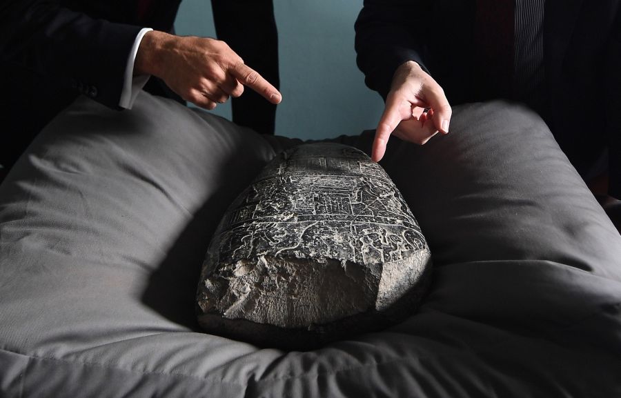 El Museo Británico de Londres muestra un 'kudurru' iraquí (piedra grabada) que será devuelto a Irak por parte del museo tras su incautación hace siete años en el aeropuerto de Heathrow
