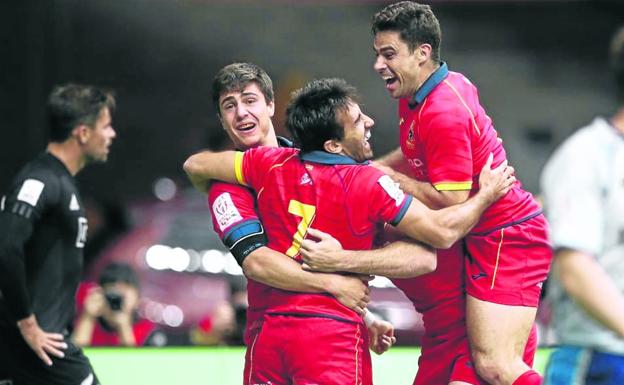 Pla es felicitado por Alonso y Hernández tras anotar el ensayo del triunfo en Vancouver.