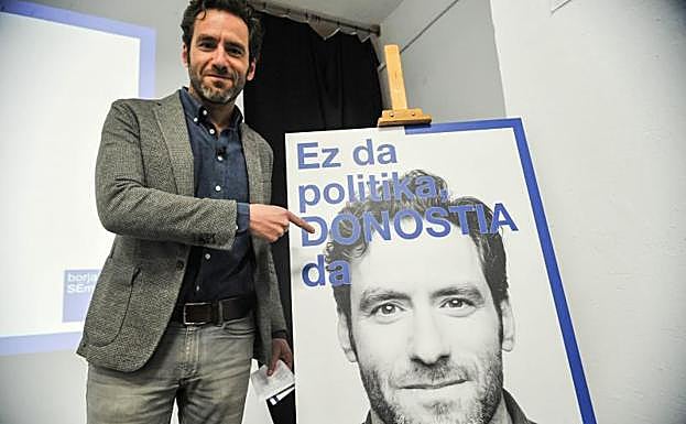 Borja Sémper, con su cartel electoral como candidato a la Alcaldía de San Sebastián. 