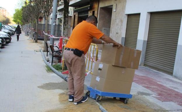 Un repartidor carga con varios paquetes en Vitoria
