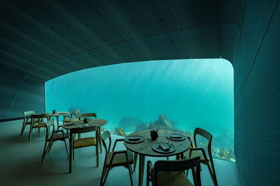 Este jueves se inaugura el restaurante 'Under', en Lindesnes, Noruega, que tiene la singularidad de que parte de su estructura se sumerge en las aguas del Atlántico Norte