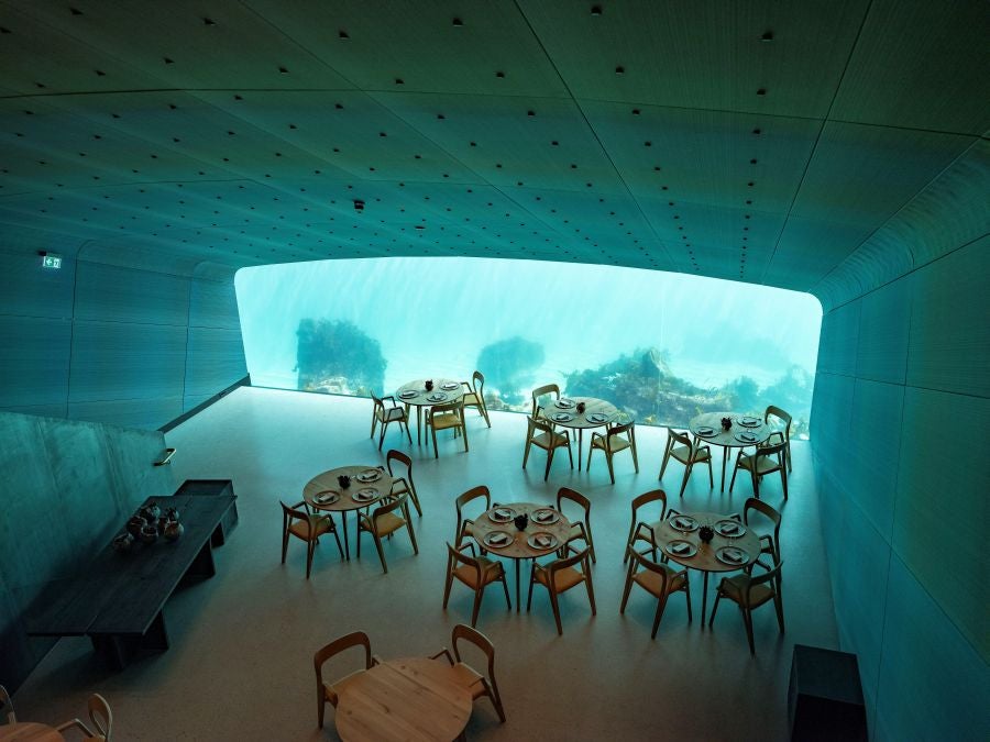 Este jueves se inaugura el restaurante 'Under', en Lindesnes, Noruega, que tiene la singularidad de que parte de su estructura se sumerge en las aguas del Atlántico Norte