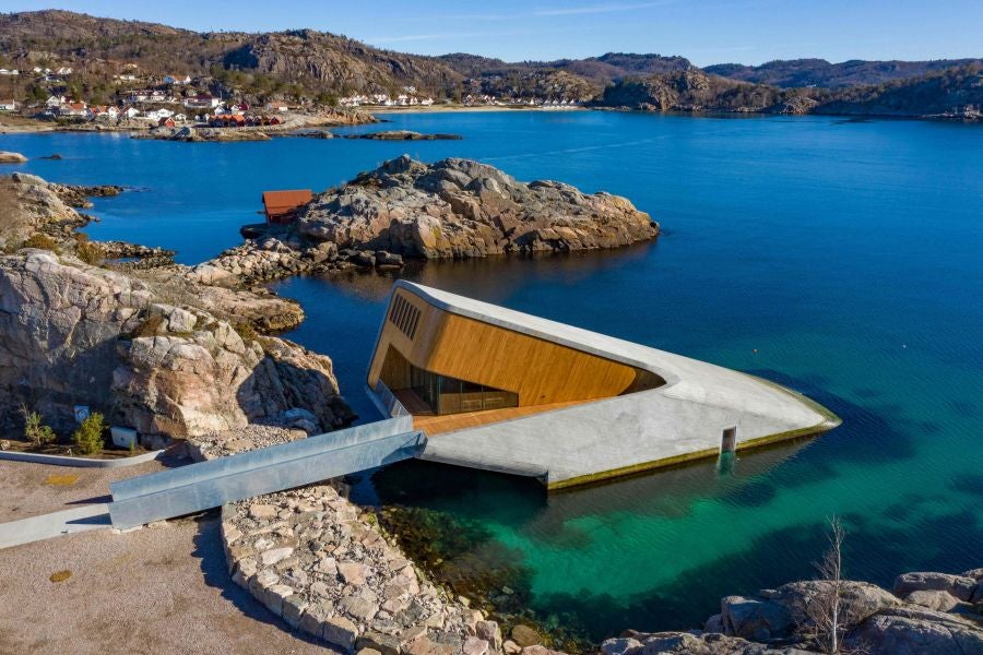 Este jueves se inaugura el restaurante 'Under', en Lindesnes, Noruega, que tiene la singularidad de que parte de su estructura se sumerge en las aguas del Atlántico Norte