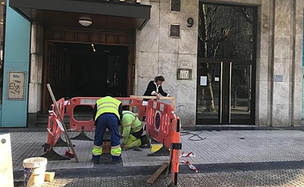 Operarios municipales instalan en la Avenida de la Libertad las placas que serán descubiertas el sábado.