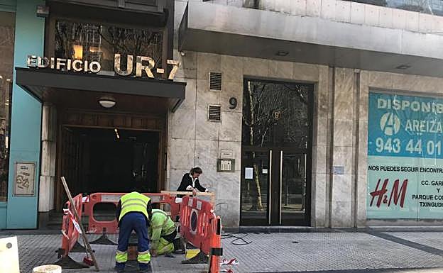 Operarios municipales instalan en la Avenida de la Libertad las placas que serán descubiertas el sábado