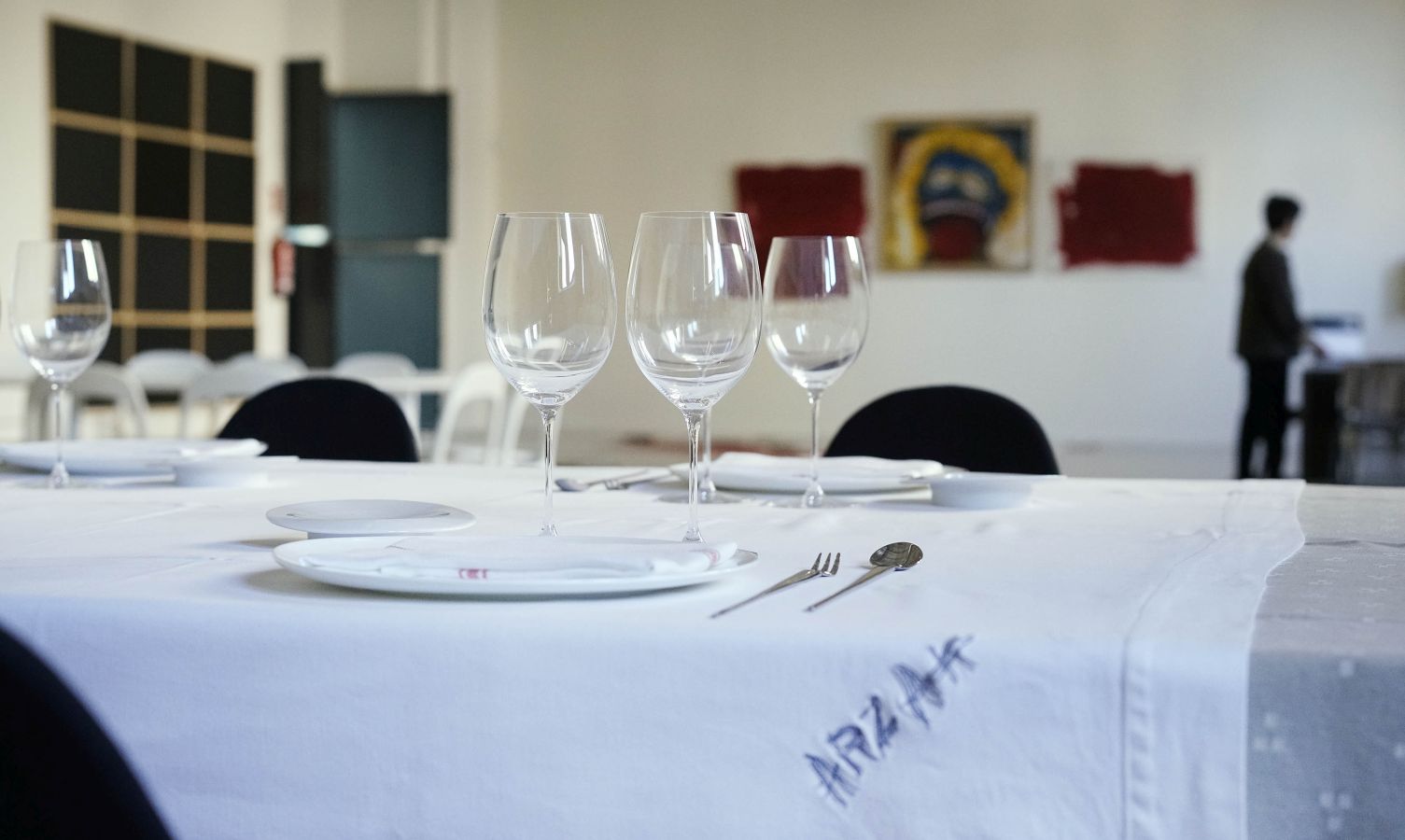 La muesta 'Arzak bere saltsan' reúne en San Telmo las sucesivas mesas del restaurante como espejo histórico. En Tabakera se mostrará la vinculación con el arte y con los cinco sentidos 