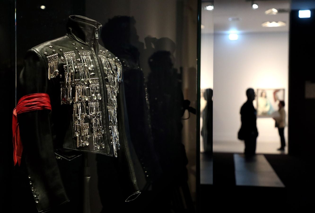 La muestra 'Michael Jackson: On The Wall' abre sus puertas en el museo Bundeskunsthalle de Bonn, Alemania. La exposición profundiza en la influencia del artista estadounidense en el arte contemporáneo 