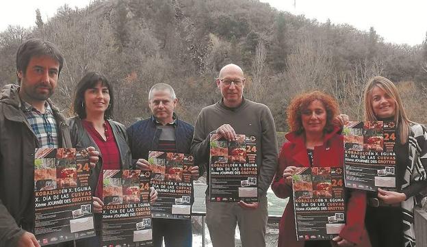 Representantes de seis de las ocho cuevas que impulsan 'Koben Eguna', en la presentación del programa.