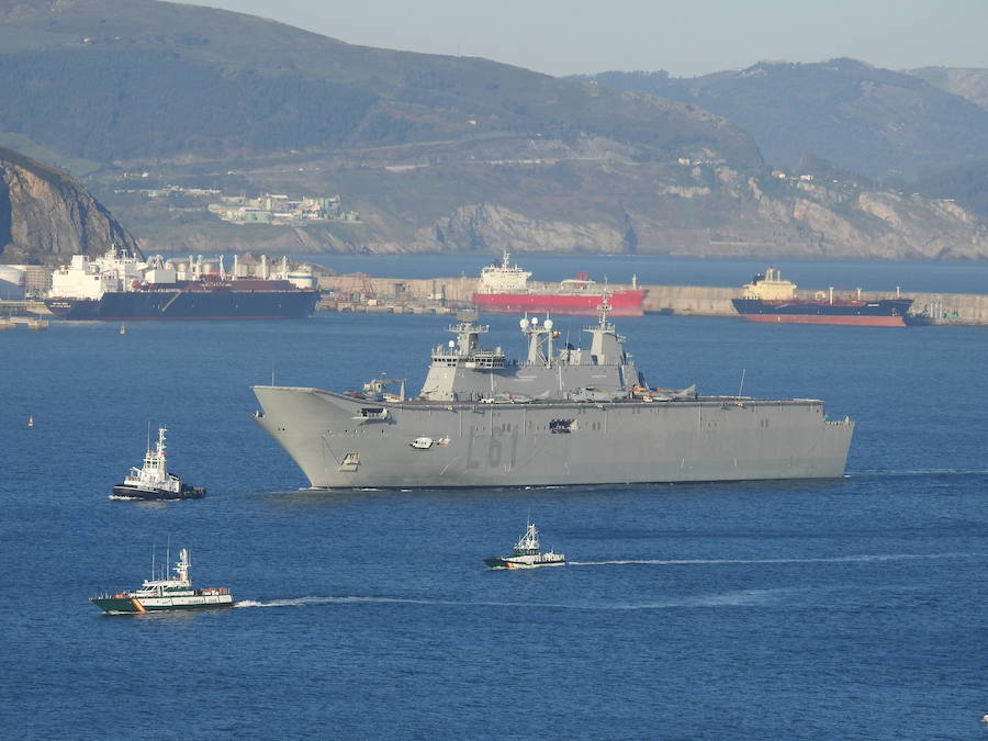 Este viernes ha llegado a Getxo el portaaviones 'Juan Carlos I'. El buque permanecerá atracado hasta el domingo para poder visitado.