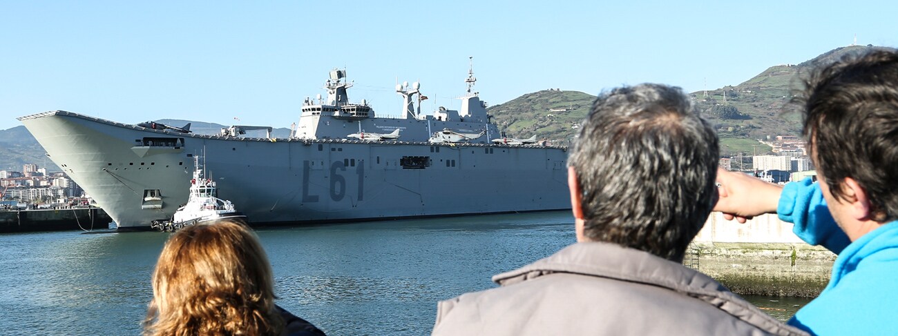 Este viernes ha llegado a Getxo el portaaviones 'Juan Carlos I'. El buque permanecerá atracado hasta el domingo para poder visitado.