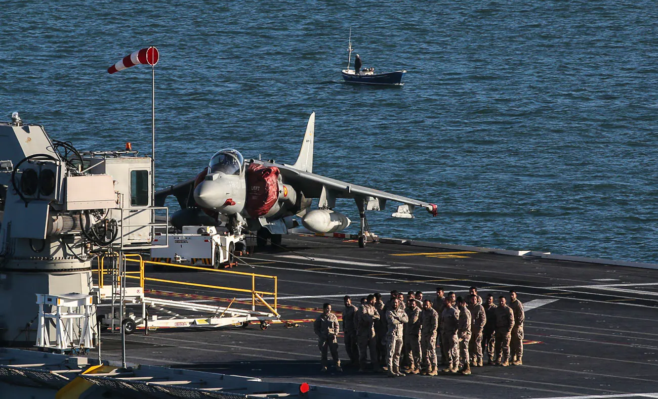 Este viernes ha llegado a Getxo el portaaviones 'Juan Carlos I'. El buque permanecerá atracado hasta el domingo para poder visitado.