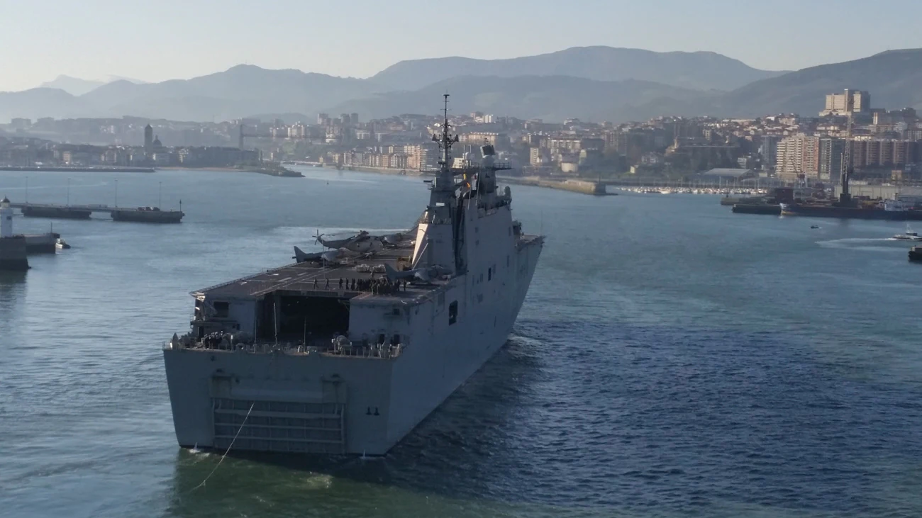 Este viernes ha llegado a Getxo el portaaviones 'Juan Carlos I'. El buque permanecerá atracado hasta el domingo para poder visitado.