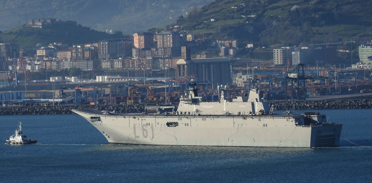 Este viernes ha llegado a Getxo el portaaviones 'Juan Carlos I'. El buque permanecerá atracado hasta el domingo para poder visitado.