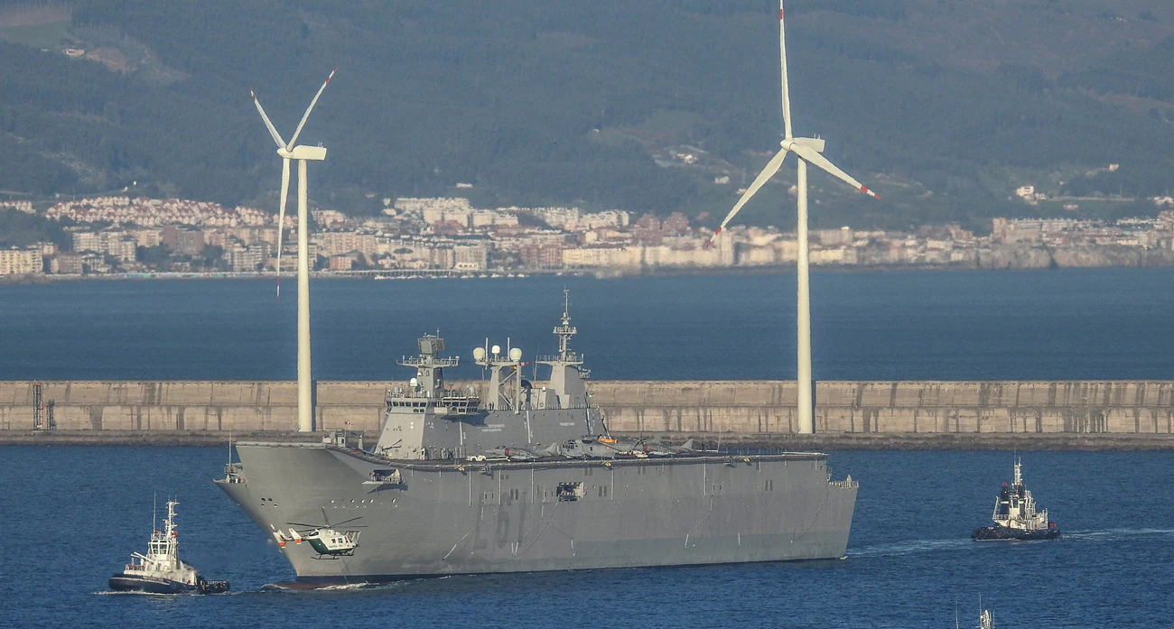 Este viernes ha llegado a Getxo el portaaviones 'Juan Carlos I'. El buque permanecerá atracado hasta el domingo para poder visitado.