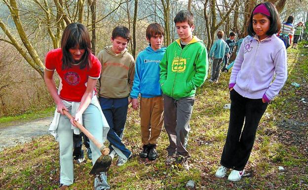 Una plantación de árboles llevada a cabo en Eibar ante la mirada de los escolares. 