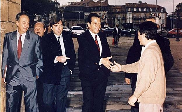 Suárez saluda a su llegada en 1990 al Ayuntamiento de Irun.