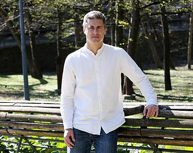 El portavoz juntero de Podemos, Juantxo Iturria, ayer por la tarde en un parque en San Sebastián.