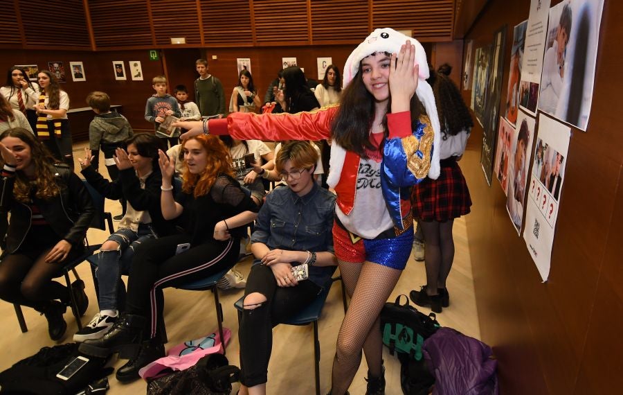 Numeroso público de todas las edades se ha acercado este sábado hasta el Kursaal donde se celebra la tercera edición del Salón del Cómic