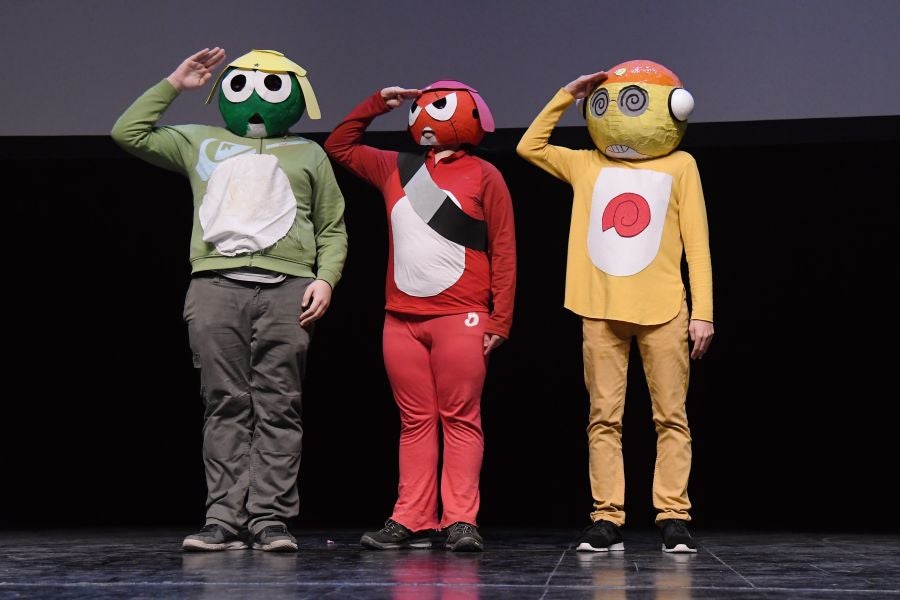 Numeroso público de todas las edades se ha acercado este sábado hasta el Kursaal donde se celebra la tercera edición del Salón del Cómic