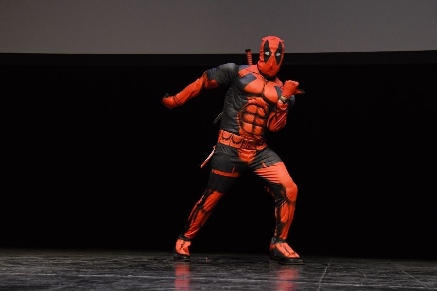 Numeroso público de todas las edades se ha acercado este sábado hasta el Kursaal donde se celebra la tercera edición del Salón del Cómic