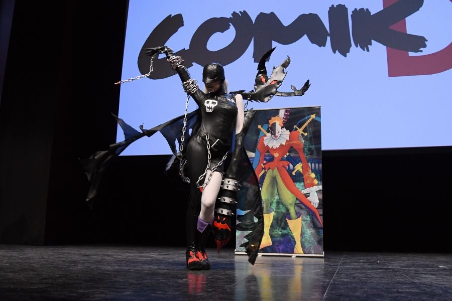 Numeroso público de todas las edades se ha acercado este sábado hasta el Kursaal donde se celebra la tercera edición del Salón del Cómic