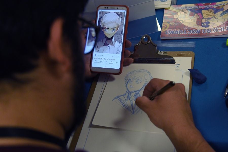 Numeroso público de todas las edades se ha acercado este sábado hasta el Kursaal donde se celebra la tercera edición del Salón del Cómic